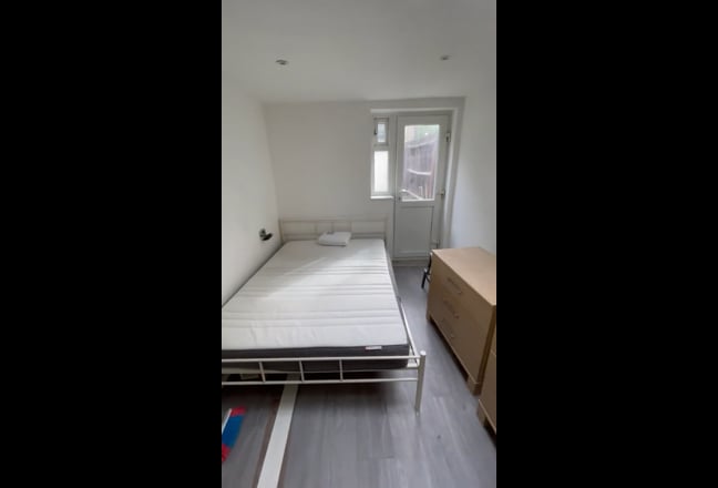Double en-suite room - bills included - Stratford Main Photo