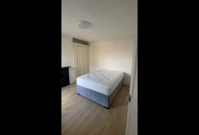 Spacious Double Room Available in Tooting Broadway Main Photo