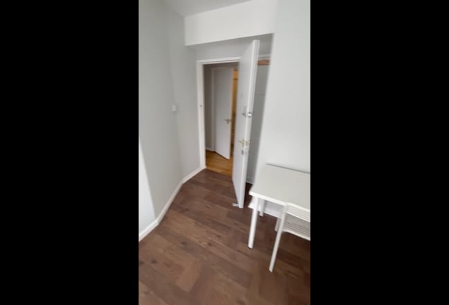 Affordable Room Available in East Acton Flat Main Photo