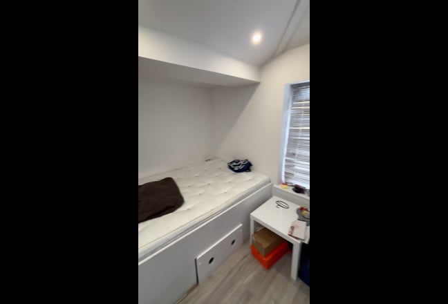 Newly refurbished double en-suite  room for rent Main Photo