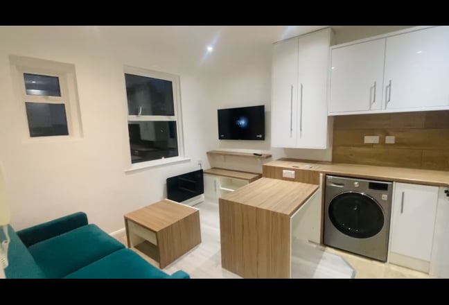 Large 2 Bedroom Flat, in Canning Town Main Photo