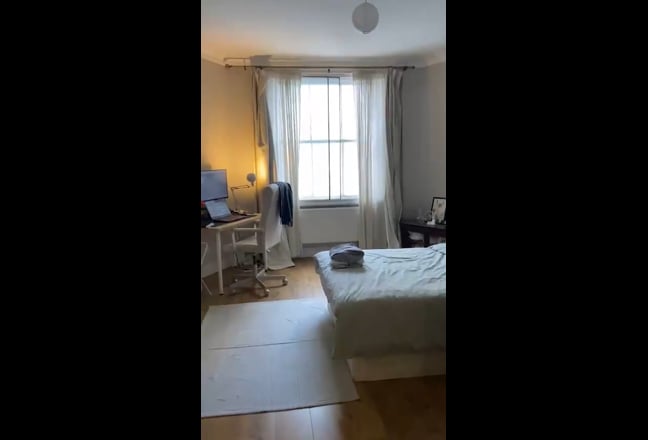 En-suite double bed with study room in Marylebone Main Photo