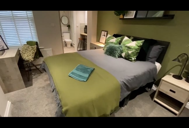 Stylish Teapoint Studio in Quality 2-Bed Flatshare Main Photo