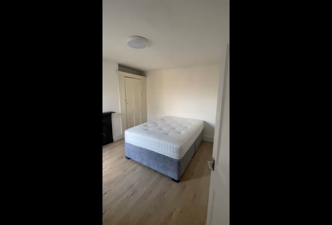 Spacious Double Room in Friendly Tooting Home  Main Photo