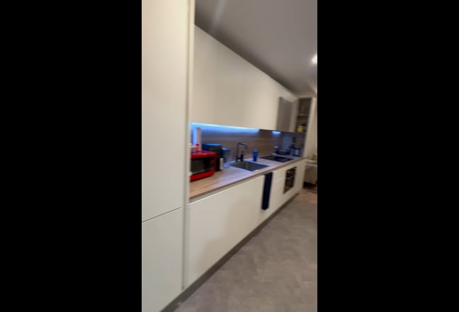 Modern 1-Bed Flat with Balcony & Garden view  Main Photo