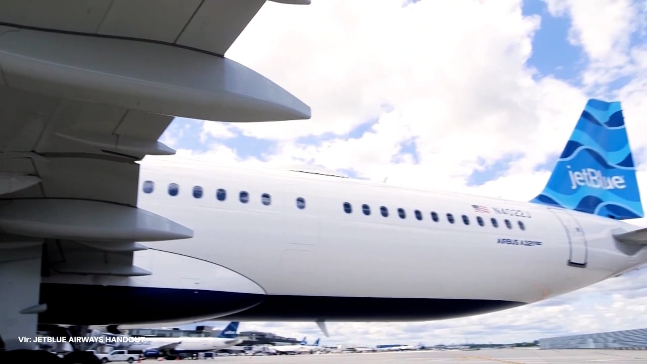 Letalo nenadoma izgubilo pet tisoč metrov višine, poškodovanih vsaj 20 potnikov