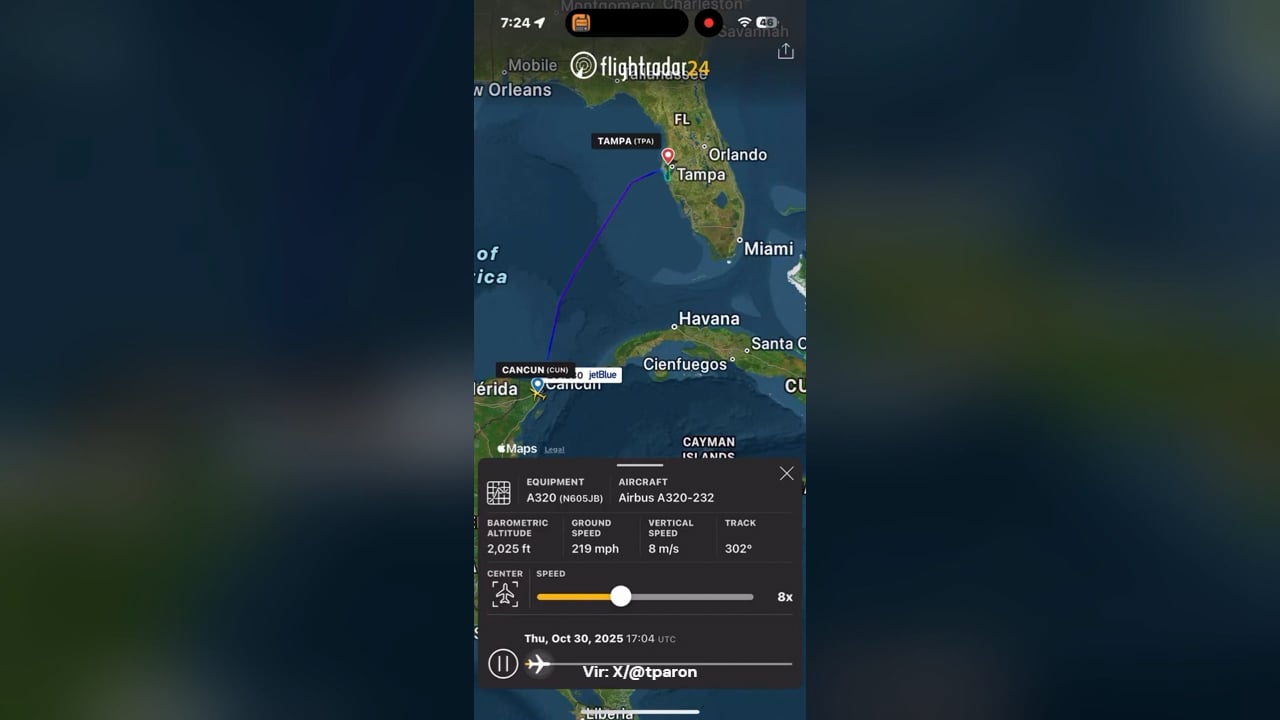 Letalo nenadoma izgubilo pet tisoč metrov višine, poškodovanih vsaj 20 potnikov