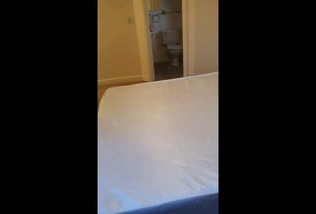 Nice big en-suite room in a shared house Main Photo