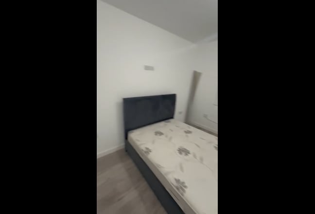 2 Bedroom House in South Woodford Main Photo