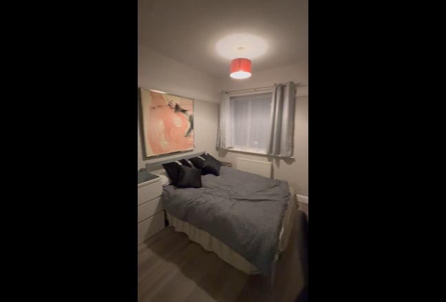 Spacious Room in south London  Main Photo