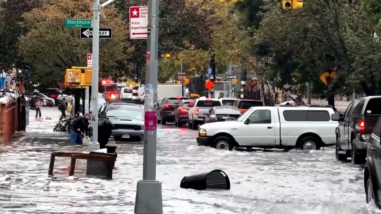 New York pod vodo, življenje izgubili dve osebi