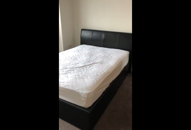 Stunning Double Ensuite Furnished Room UB7 Main Photo