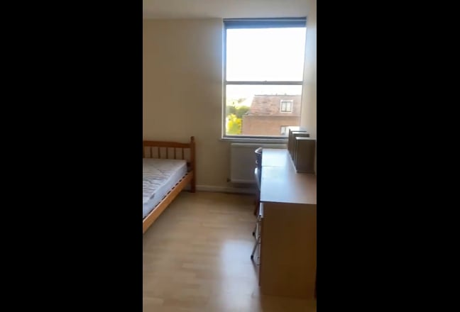 ASAP-Friends looking for third flatmate in Camden! Main Photo