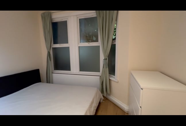 Large  Double  Bedroom  Main Photo