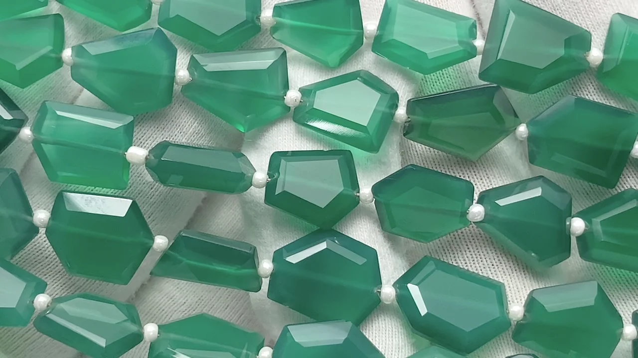 動画】宝石質グリーンオニキスAAA- フラットタンブルカット 1連(約18cm