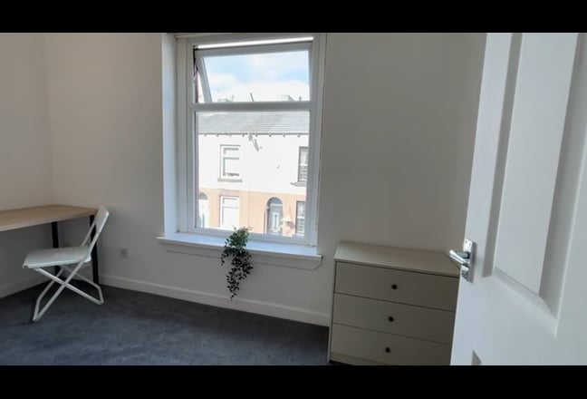 Brand New Rooms near Hollinwood Main Photo