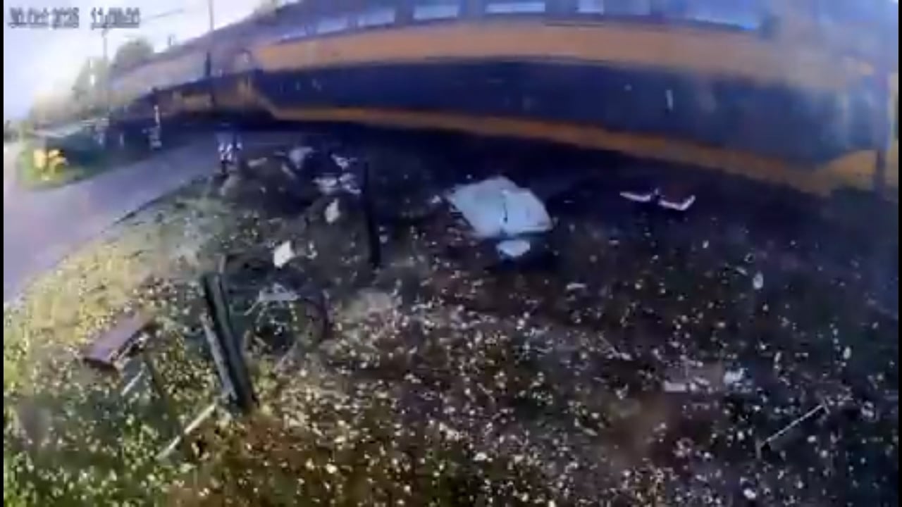 Grozljivo trčenje: vlak z 200 kilometri na uro naletel v tovornjak s priklopnikom