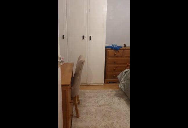 Lovely double bedroom in friendly home, Main Photo