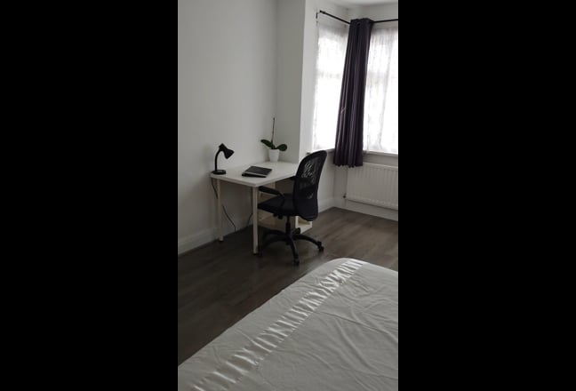 Massive King Room + En-Suite – Bills Included Main Photo