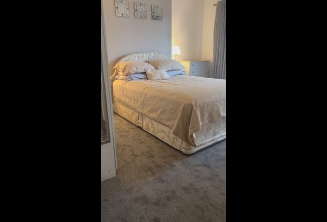 Newly decorated beautiful double bedroom  Main Photo