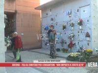 Ancona - Fila al cimitero per i crisantemi: "Non importa il costo alto"