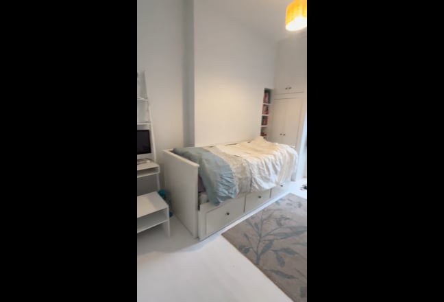 Bright and cosy double bedroom in lovely flat Main Photo