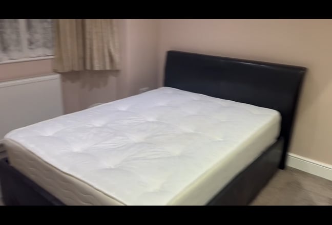 Stunning Double Ensuite Furnished Room UB7 Main Photo