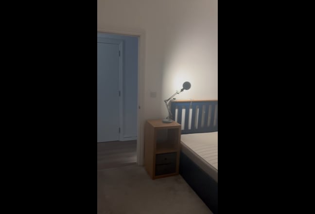 Amazing sunlit double room: Cycle path + Parks Main Photo