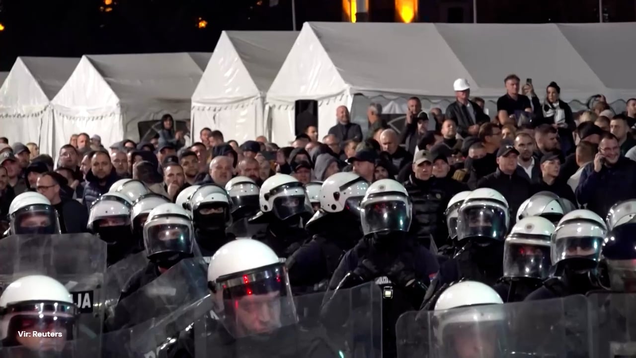 Napeto v Beogradu: pirotehnična sredstva in topovski izstrelki nad državljane