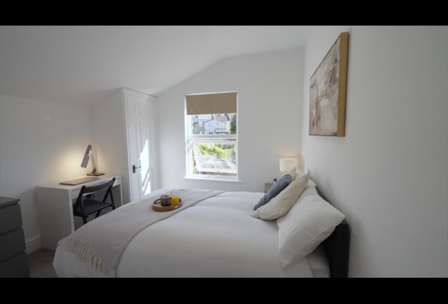 🎄Enjoy Own Bath 🛀🏿  For Xmas! Central BS4 Ensuite Main Photo