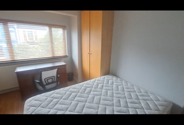 Lovely room close to  tube  Main Photo