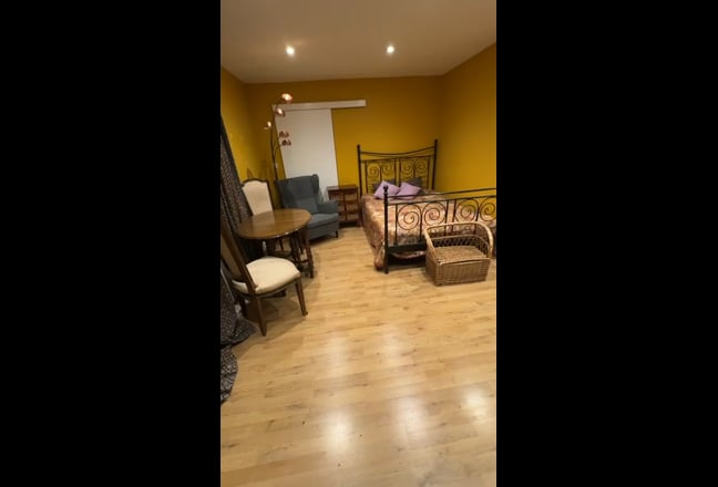 Beautiful ensuite studio w/kitchenette Main Photo