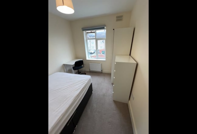 Double Room near Wimbledon Pk Station Main Photo