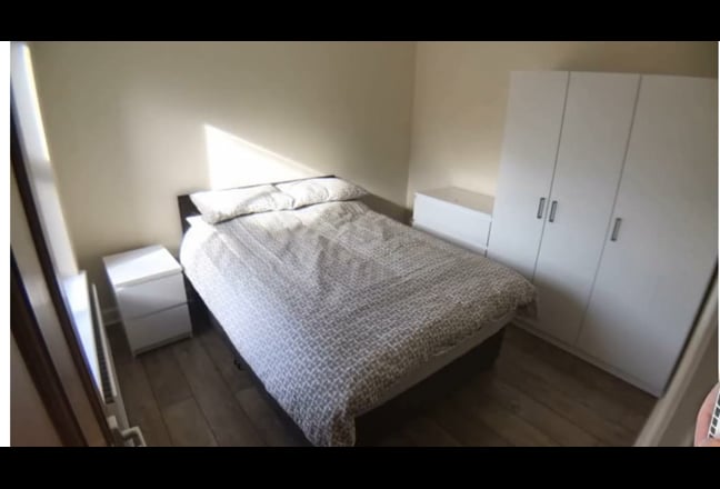 Spacious Double Room in a Friendly Household Main Photo