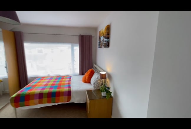 Ensuite Room/Desk/Cleaner/Parking Main Photo