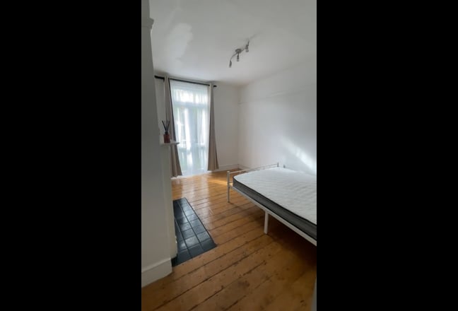 Charming double bedroom in South London Main Photo