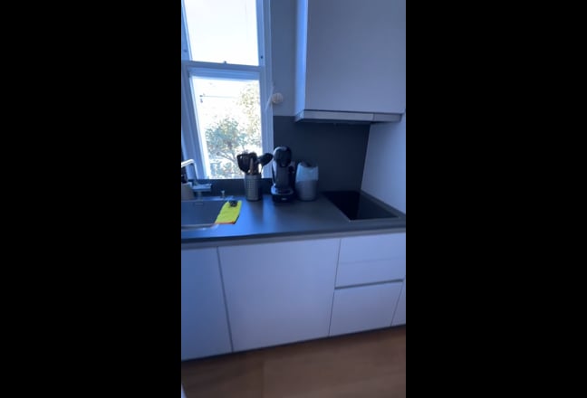 Available Now B&B - Modern Studio Flat Main Photo