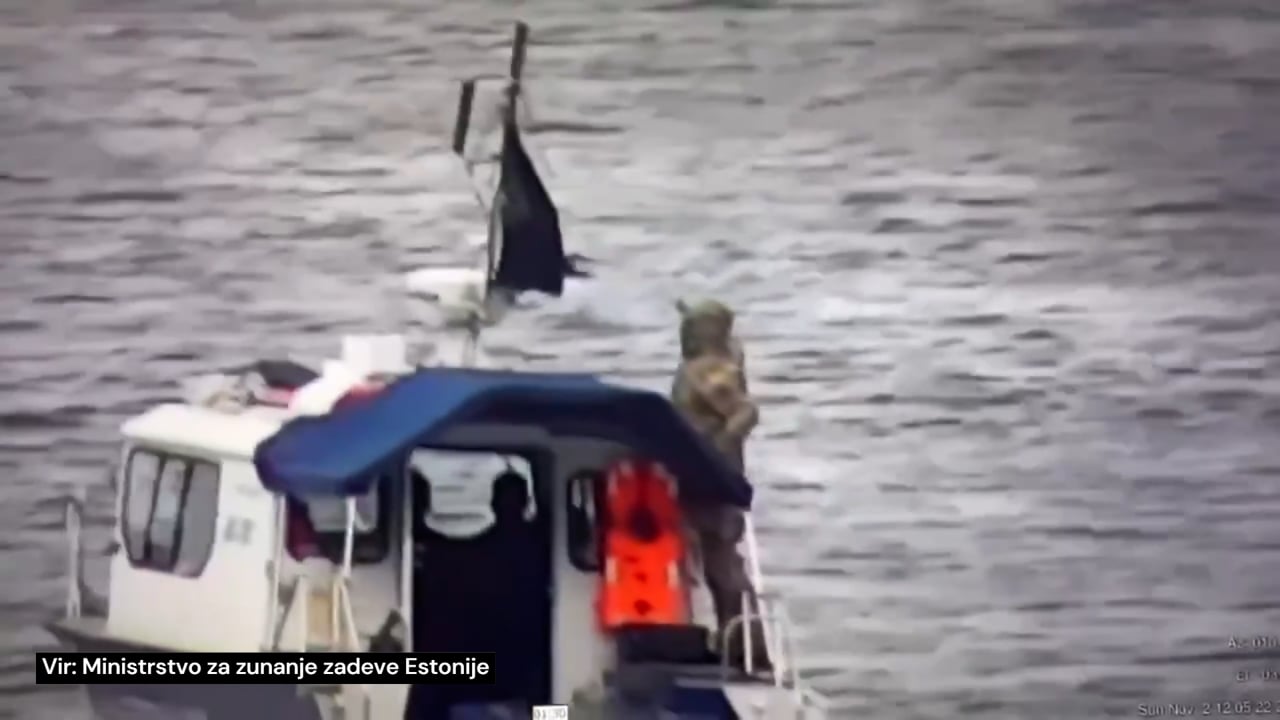 Zlovešča zastava na ruskem čolnu buri duhove: kdo jo je izobesil in zakaj?