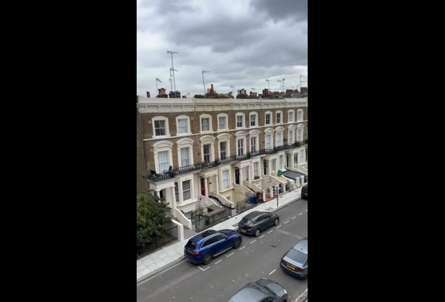 A double room with balcony - Warwick Avenue Main Photo