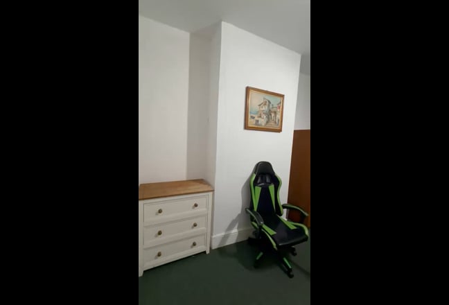 1 Double Rooms in Clean, Peaceful vegetarian home Main Photo