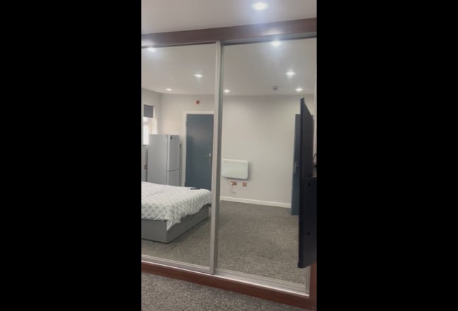 Double En-Suite Room to Let – Burnt Oak Broadway,  Main Photo