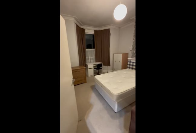 Double Bedroom (Single Use)-West London Main Photo