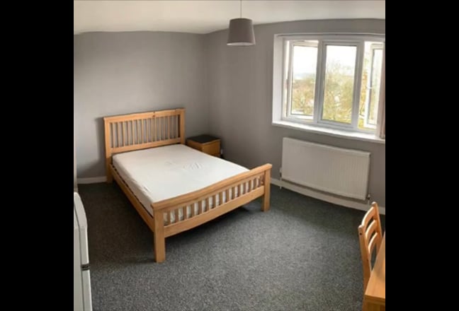 Exec Room inc Bills, Freeview; WIFI; Parking  Main Photo