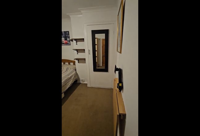 Video 1: Bedroom - Desk / Table, Picture Rail, Mirror, Cupboard Storage