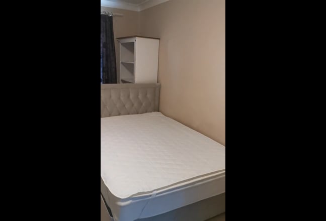 Spacious double bedroom in convenient location  Main Photo