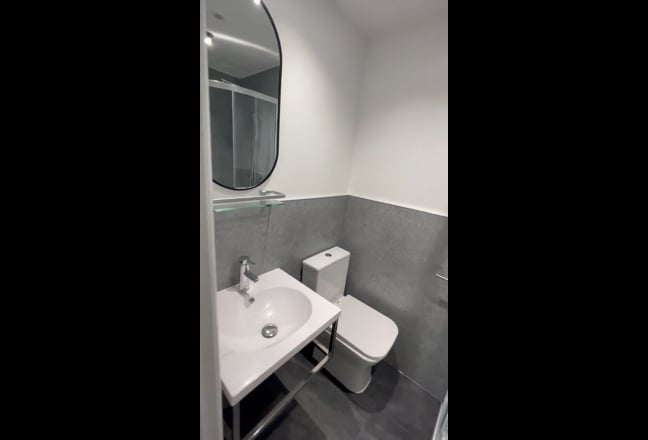 Brand new Studio all bills Inc-In City Centre Main Photo