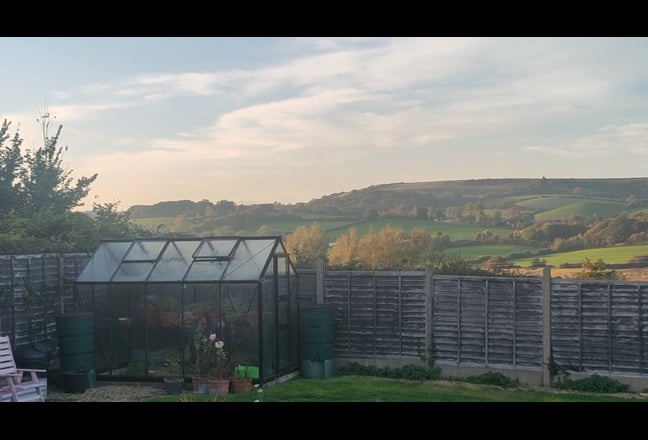 Freshly decorated double room w. lots of storage Main Photo