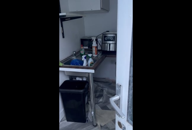 Studio self contained  Main Photo