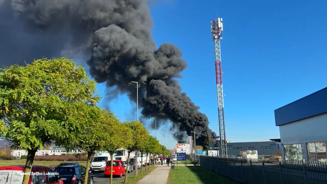 Zagorelo v podjetju pnevmatik, dim sega kilometre daleč. Ljudi pozivajo: Zaprite okna! #foto