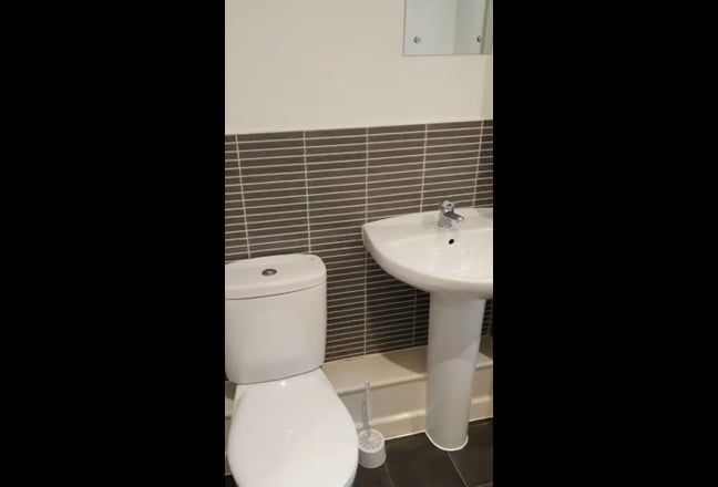 Large double Ensuite  Main Photo